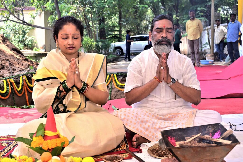 मुख्यमंत्री हेमंत सोरेन ने पत्नी कल्पना सोरेन संग नए मुख्यमंत्री आवास की रखी आधारशिला