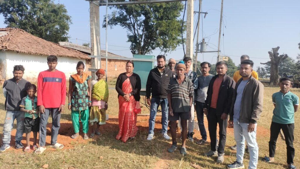 उपायुक्त की पहल पर PVTG गांवों- तिलवारी पाठ और बेसनापाठ में सालों बाद लौटी बिजली