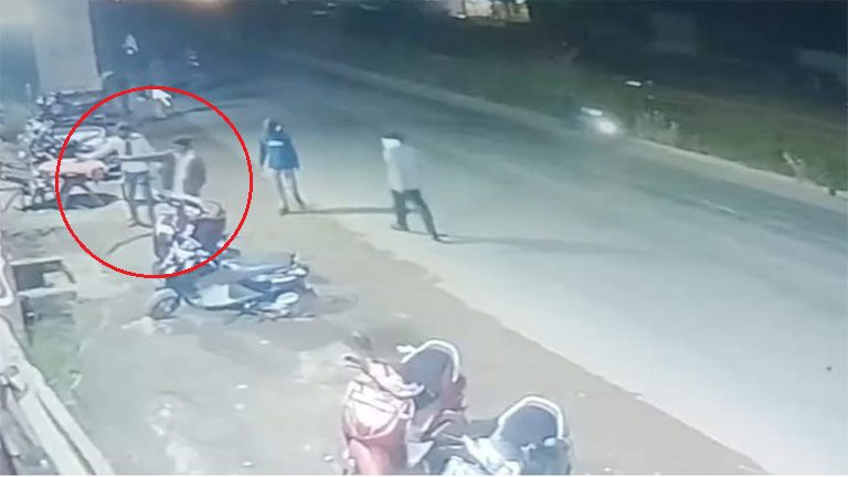 टाटा हाईवे होटल में फायरिंग करते बदमाश सीसीटीवी में कैद।