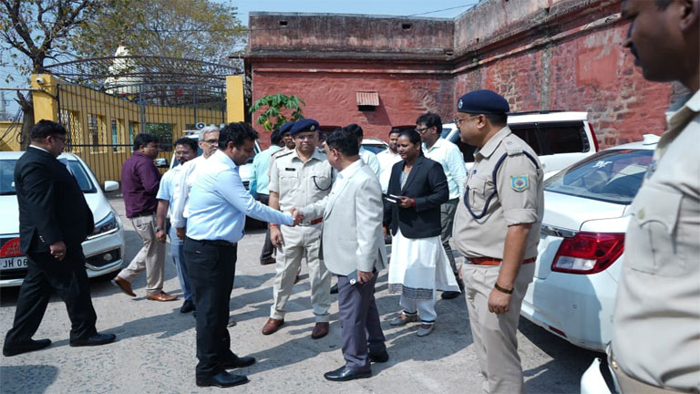 चाईबासा जेल में औचक छापा: जज और डीसी ने परखी सुरक्षा व्यवस्था