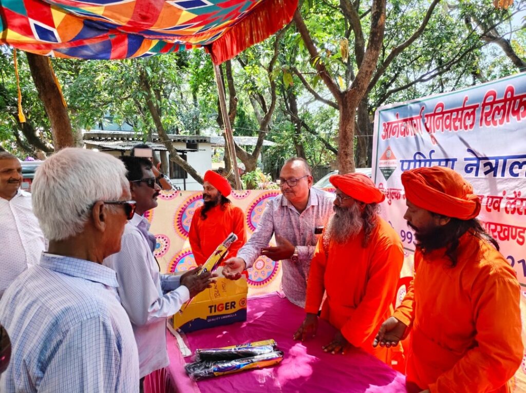 जमशेदपुर में नि:शुल्क नेत्र सेवा, मरीजों को छाता व चश्मा वितरण