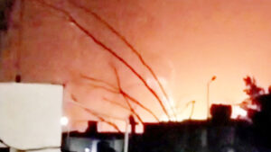 सऊदी अरब में एक औद्योगिक केन्द्र से उठता हुआ धूआं। सऊदी अरब के अनुसार उसकी रक्षा प्रणाली ने ईरान से लागी गयी मिसाइल को हवा में ही मार गिराया।