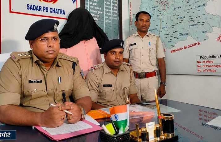 चतरा में नशे के सौदागर पर प्रहार: लूना गाड़ी पर ब्राउन शुगर बेचते धराया