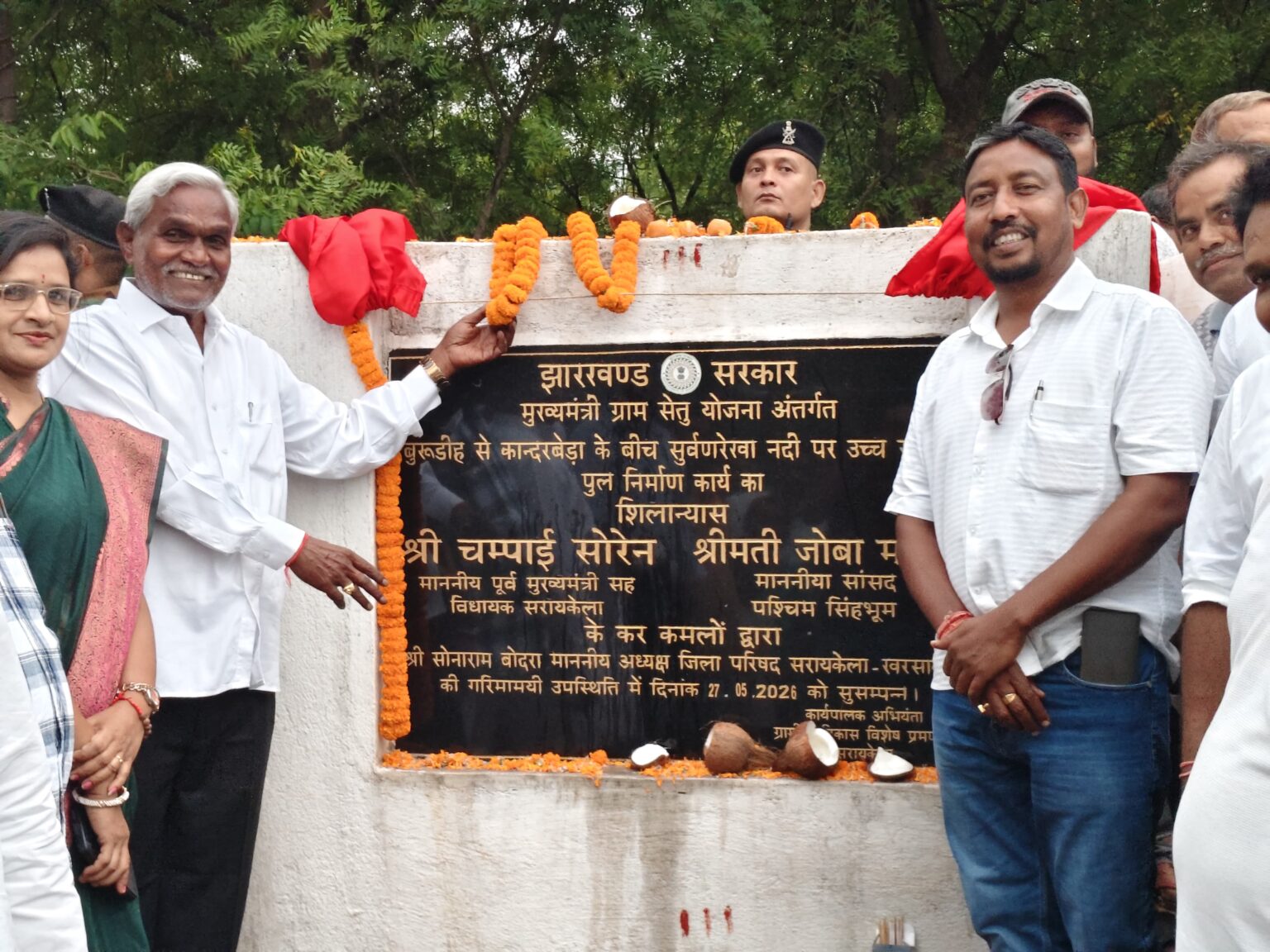 पूर्व मुख्यमंत्री चम्पाई सोरेन ने बुरुडीह-कान्दरबेड़ा पुल का किया शिलान्यास
