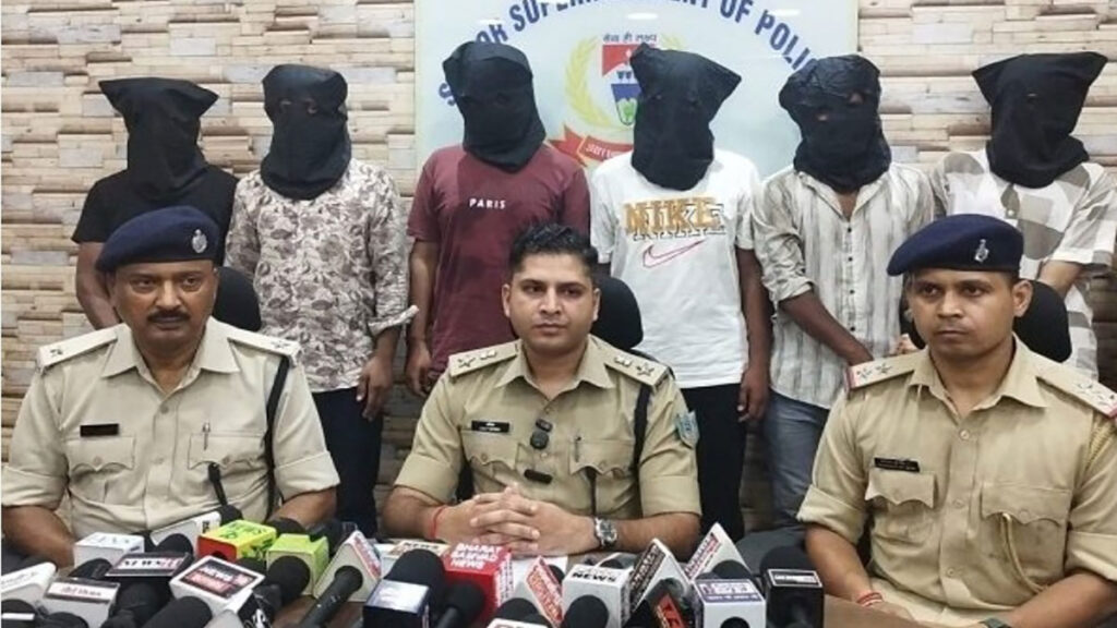 जमशेदपुर में रंगदारी के लिए कपड़ा दुकान पर फायरिंग: मनीष सिंह गैंग के 6 गिरफ्तार