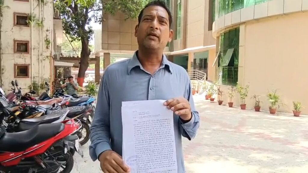 पैतृक घर से निकालने की धमकी, भाई-भतीजों पर गंभीर आरोप