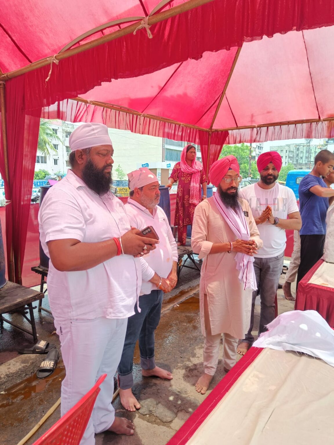 भीषण गर्मी में गुरु सेवा का संदेश, जंबू टावर पर बांटा गया शर्बत