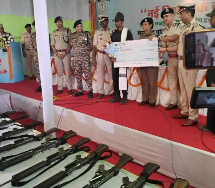 5 लाख के इनामी नक्सलियों समेत 27 उग्रवादियों का सरेंडर, दहला था झारखंड