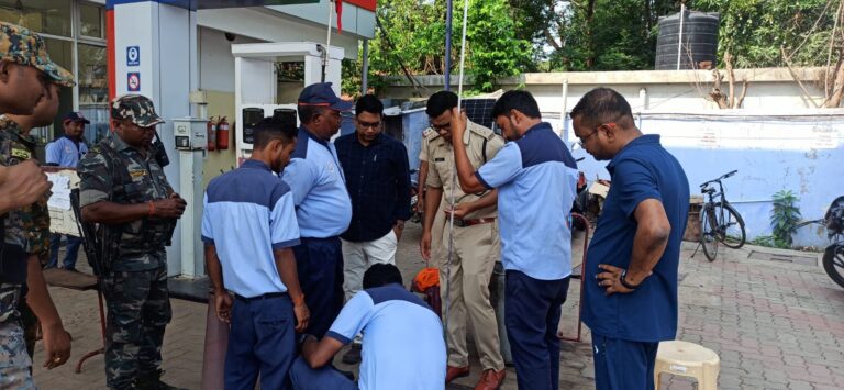 चाईबासा में पेट्रोल-डीजल खत्म होने की अफवाह, पंपों पर लगी लंबी कतारें