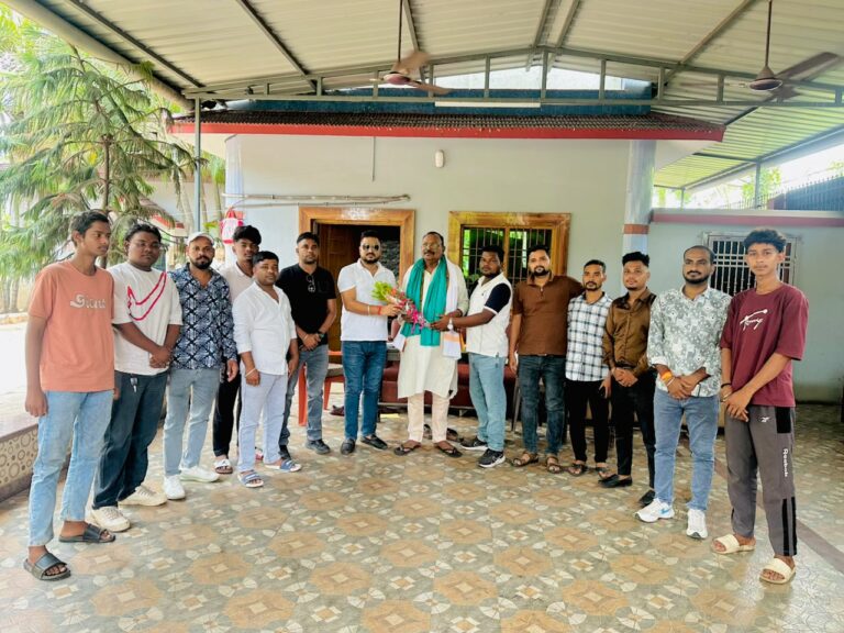 झामुमो में शामिल होने पर प्रो. कालीपद सोरेन का युवा नेता सनी सिंह ने किया स्वागत