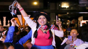पेरु की राजधानी लिमा में कंजरवेटिव पार्टी के राष्ट्रपति पद के उम्मीदवार कीको फुजिमोरी की एक समर्थक उत्साहत होमकर नारे लगाती हुई।