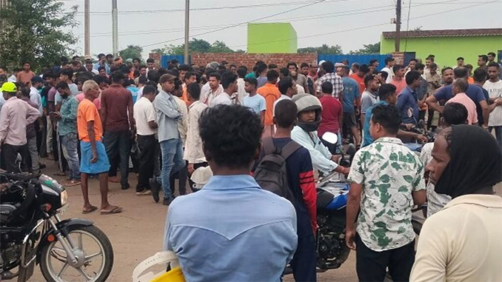 कोलाबिरा में तेज रफ्तार हाइवा का कहर, महिला की मौत के बाद सड़क जाम