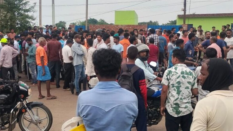 कोलाबिरा में तेज रफ्तार हाइवा का कहर, महिला की मौत के बाद सड़क जाम