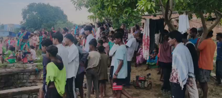 घाघरा थाना क्षेत्र के मनातू गांव में हुई हृदयविदारक घटना, महिला का कई महीनों से मानसिक उपचार चल रहा था; पुलिस जांच में जुटी