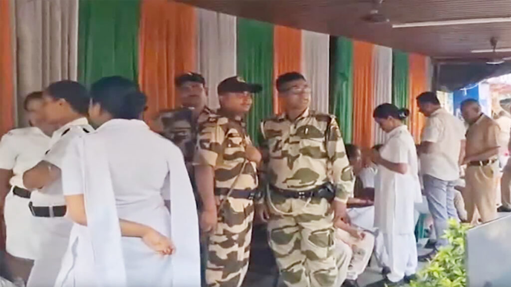 TMC Infiltration Crisis: अभिषेक बनर्जी के घर रात 3 बजे पुलिस की एंट्री, ताला तोड़कर तलाशी का आरोप