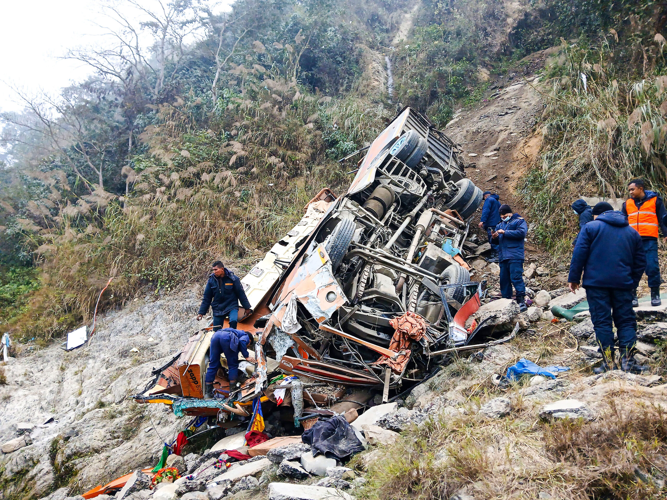 नेपाल के कवरेपालनचोक जिले में यात्रियों से भरी बस 300 मीटर गहरी खाई में गिर गई। हादसे में 8 लोगों की मौत हुई जबकि 16 घायल अस्पताल में भर्ती हैं।