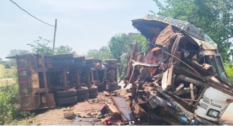 राजनगर में आयरन लदे दो ट्रेलरों की भीषण टक्कर, चालक की दर्दनाक मौत