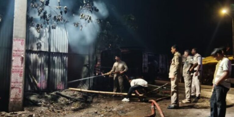 चाईबासा में तड़के भड़की भीषण आग, रूई-गद्दा दुकान जलकर खाक, लाखों का नुकसान