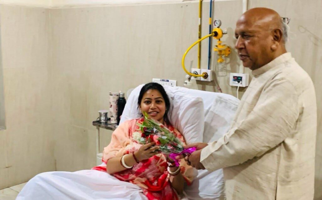 टीएमएच में भर्ती विधायक पूर्णिमा साहू से मिले सरयू राय, दुलाल भुईयां ने जाना हालचाल