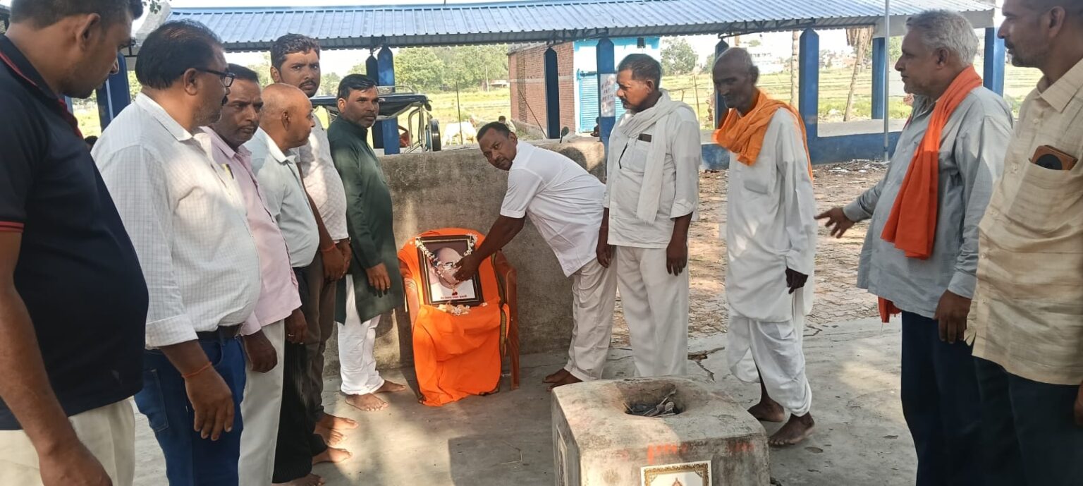 सतगावां में डॉ. श्यामा प्रसाद मुखर्जी को श्रद्धांजलि, महिलाओं की रही बड़ी भागीदारी