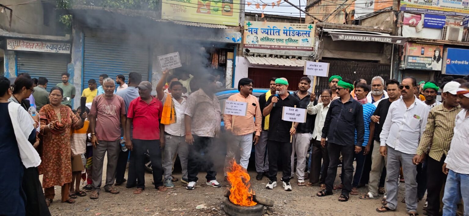 राहरगोड़ा फाटक पर फूटा जनाक्रोश, ओवरब्रिज नहीं बना तो होगा बड़ा आंदोलन