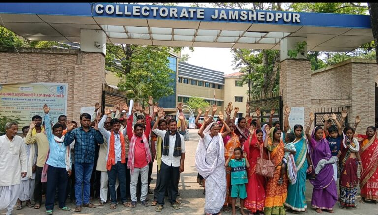 पलायन रोकने के लिए कांकु के ग्रामीणों का प्रदर्शन, उपायुक्त को सौंपा ज्ञापन