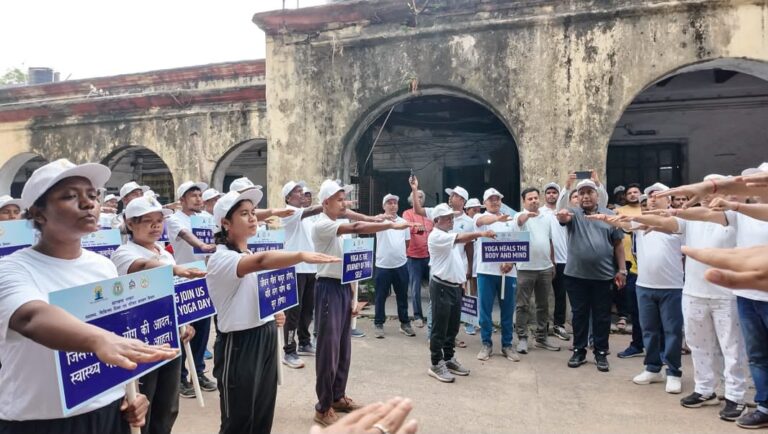 21 जून से पहले योग का बिगुल! चाईबासा की सड़कों पर उतरे अधिकारी और युवा