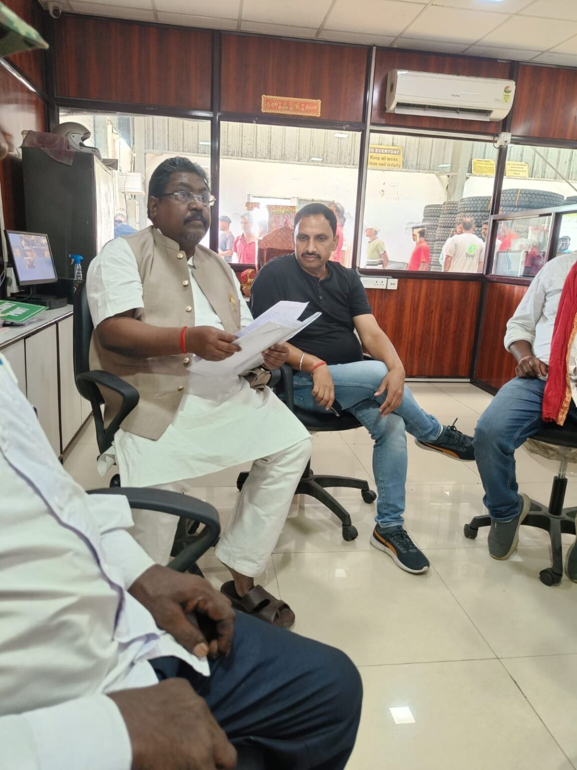 मजदूरों को मिली बड़ी राहत! 8 घंटे ड्यूटी, ओवरटाइम और बीमा पर बनी सहमति