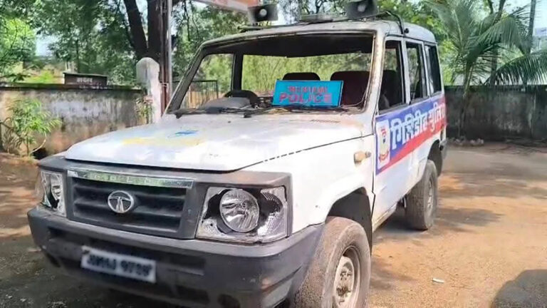 गिरिडीह में दुस्साहस: पुलिस टीम पर पथराव, साइबर अपराधी को छुड़ा ले गई भीड़!
