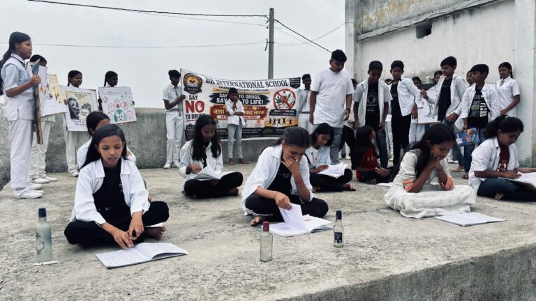 कोडरमा में बच्चों का जागरूकता अभियान बना चर्चा का विषय, नशे के खिलाफ उठी आवाज