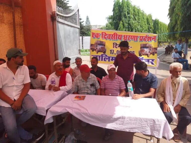 10 महीने से बंद पड़े ट्रक, लोहरदगा में हिंडालको गेट पर फूटा आक्रोश