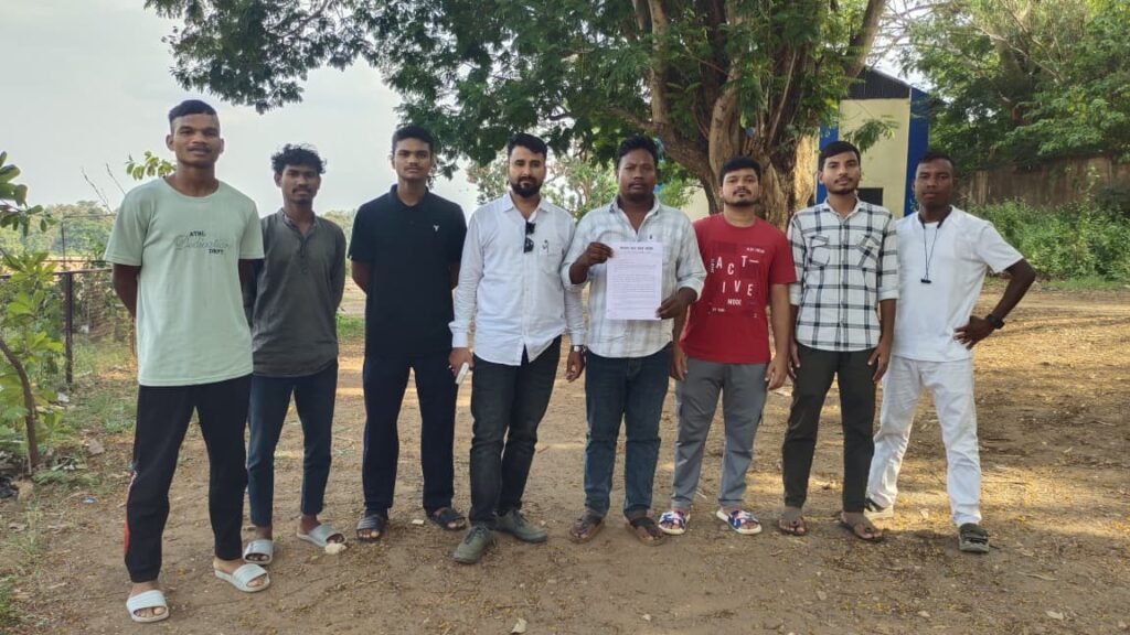 सरकारी कार्यक्रम के बाद फैली गंदगी पर भड़के छात्र, उपायुक्त से की शिकायत