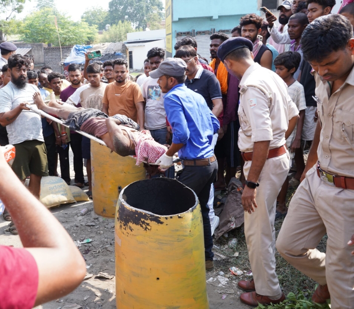 ट्रक ने मचाया तांडव! टाटा मैजिक को रौंदा, एक की मौत, दो घायल