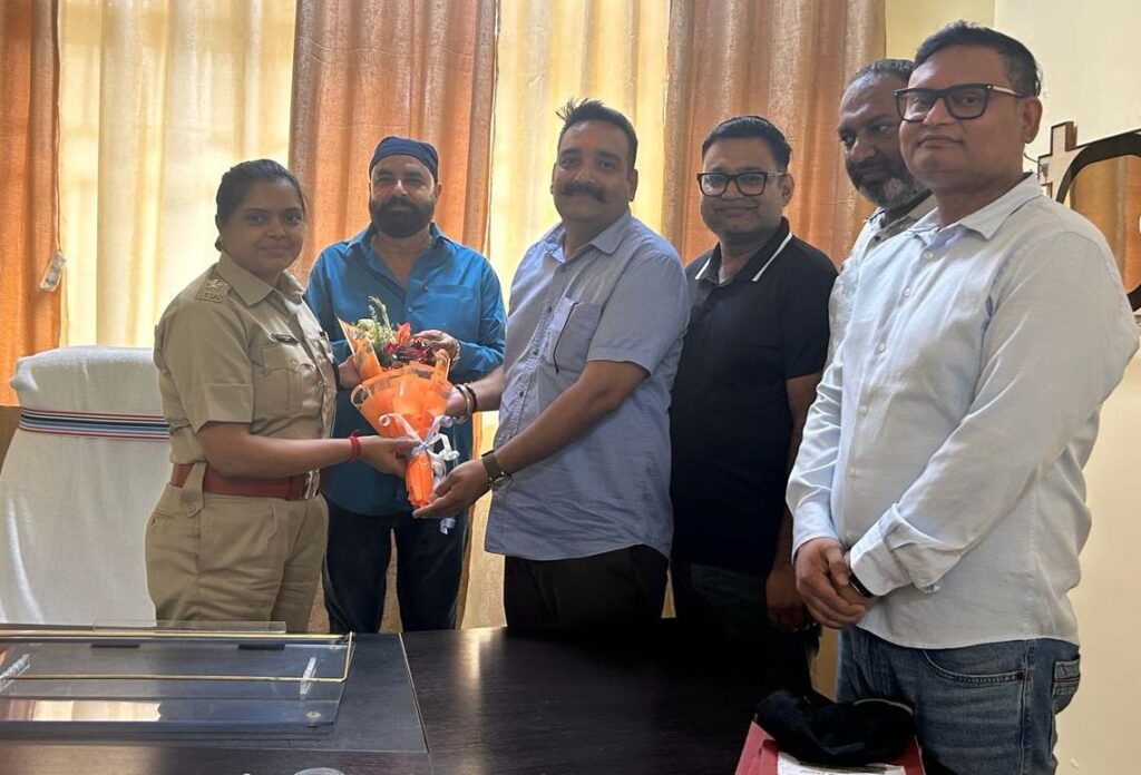 चाईबासा में चेंबर प्रतिनिधिमंडल की शिष्टाचार भेंट, पुलिस अधिकारियों को दी शुभकामनाएं