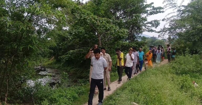 तालाब में मिली लाश से मचा हड़कंप, मौत का रहस्य सुलझाने में जुटी पुलिस