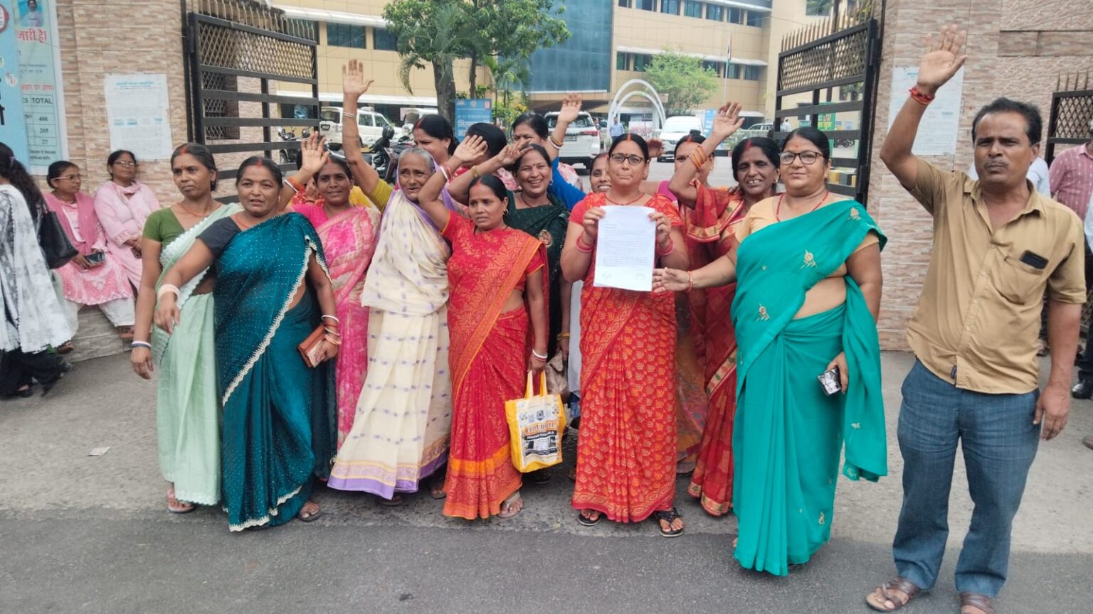 दस साल से अधूरी जल योजना, रामनगर बस्ती के सैकड़ों लोग सड़क पर उतरे