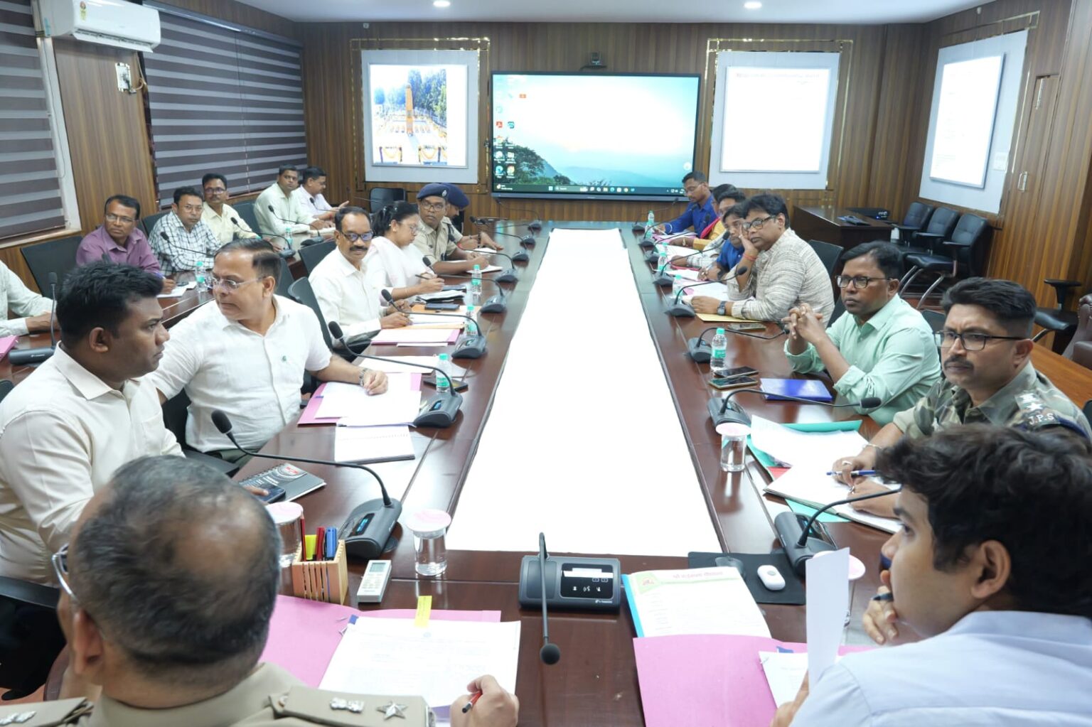 आत्मसमर्पित नक्सलियों के पुनर्वास पर प्रशासन गंभीर, योजनाओं से जोड़ने के निर्देश
