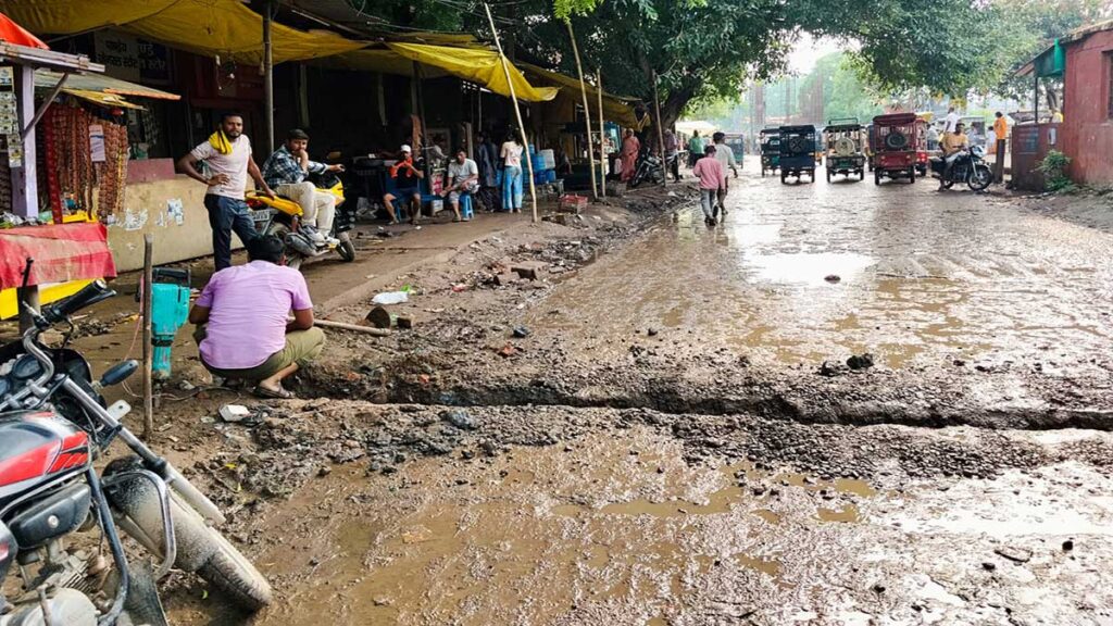डुमरांव स्टेशन पर रेलवे का अजब काम, सड़क काटकर बन रही सीवरेज नाली