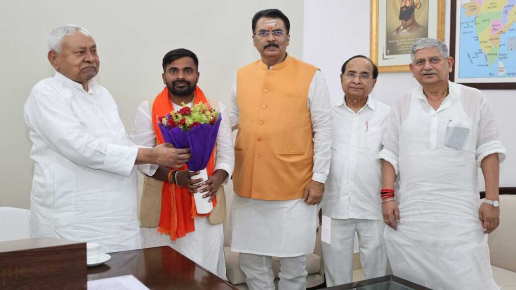 बांकीपुर उपचुनाव: नामांकन से पहले नीरज सिन्हा ने लिया नीतीश कुमार का आशीर्वाद