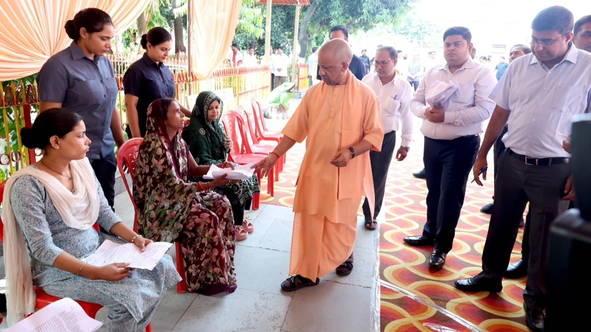 यूपी के सीएम योगी आदित्यनाथ ने गोरखपुर में 'जनता दर्शन' करते हुए।