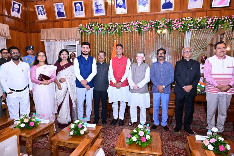 झारखंड राज्य सूचना आयोग को मिले 4 नए आयुक्त: राज्यपाल संतोष गंगवार ने दिलाई शपथ
