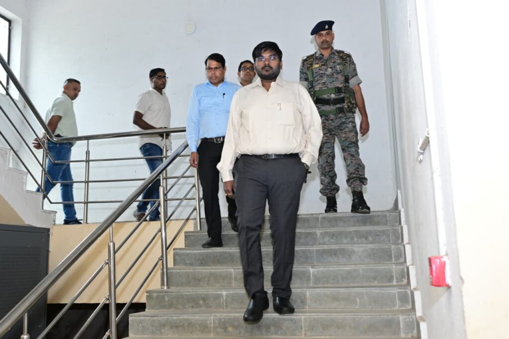 चुनावी सुरक्षा पर उपायुक्त सख्त, वेयर हाउस पहुंचकर CCTV और व्यवस्थाओं की जांच
