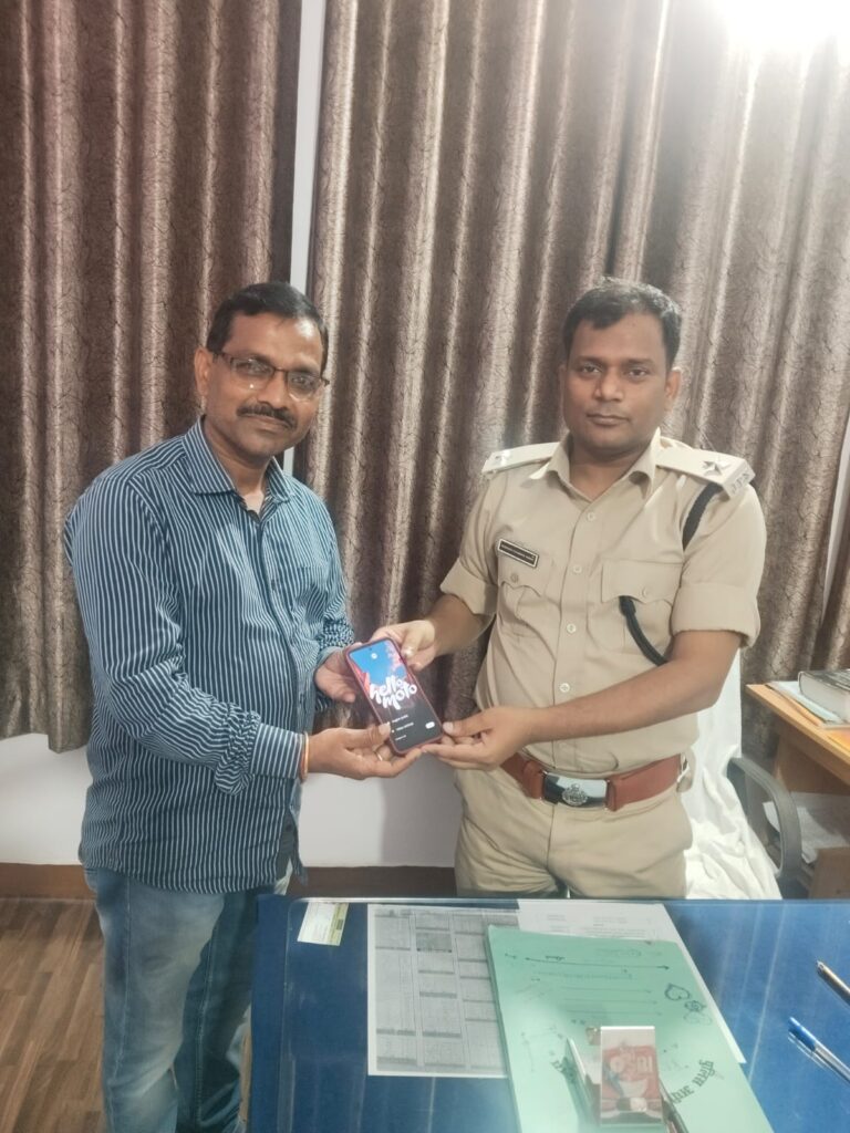 24 दिन बाद मिला गुम हुआ Motorola मोबाइल, बोकारो पुलिस ने लौटाकर जीता भरोसा