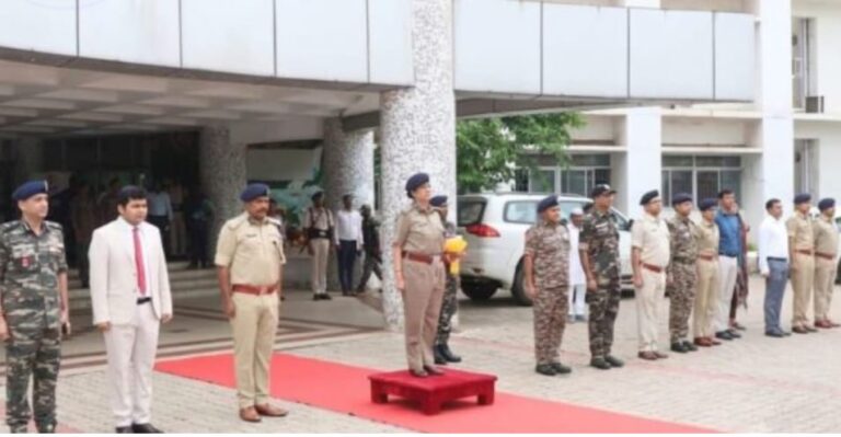 कोल्हान में नक्सलियों पर सख्त वार, डीजीपी बोलीं- विकास रोकने वालों पर होगी कार्रवाई