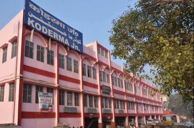 बेटी-दामाद को ट्रेन में बैठाकर लौट रहे थे, चलती ट्रेन से उतरते ही हुआ बड़ा हादसा, पैर बुरी तरह घायल