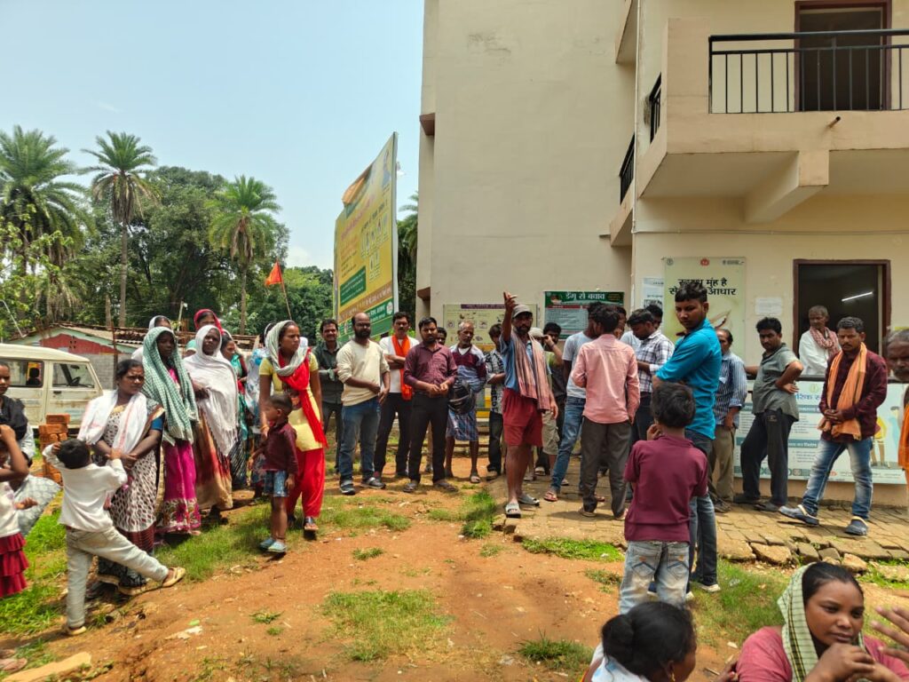स्वास्थ्य सेवाओं की बदहाली पर एसडीओ पहुंचे अस्पताल, दिए सुधार के निर्देश