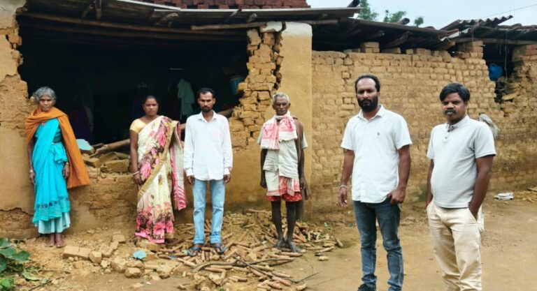 लोहरदगा में हाथी का तांडव, घर तोड़ा, दो बच्चे मलबे में फंसे, बाल-बाल बची जान