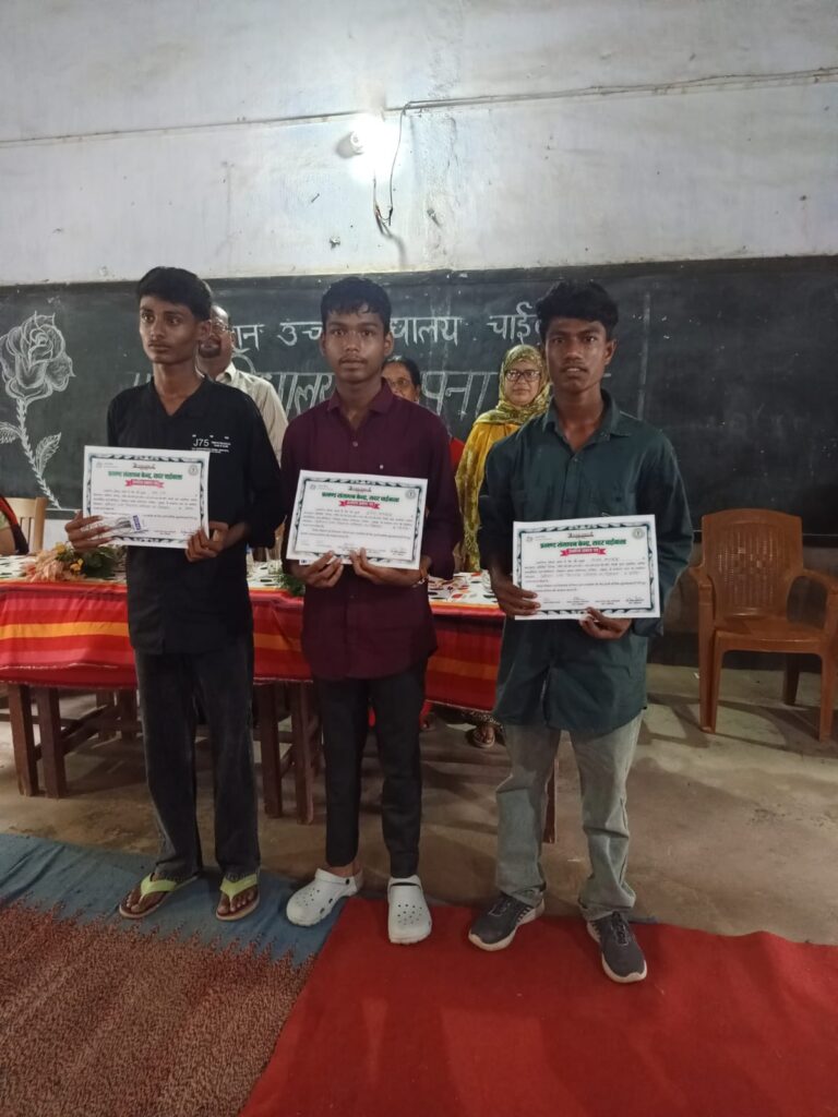 चाईबासा के लुथेरान उच्च विद्यालय का 44वां स्थापना दिवस, टॉपर्स हुए सम्मानित