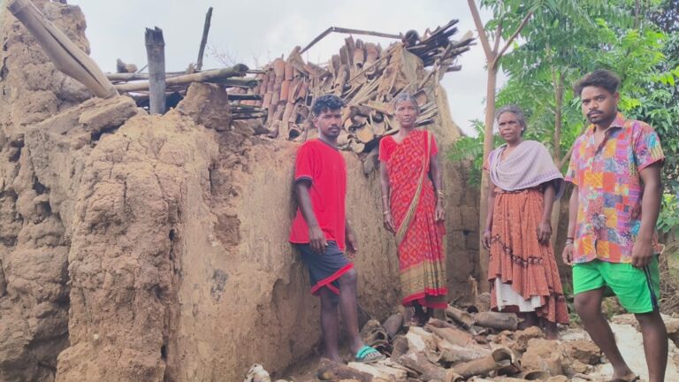 लोहरदगा में बारिश का कहर, कच्चा मकान गिरा, परिवार ने भागकर बचाई जान