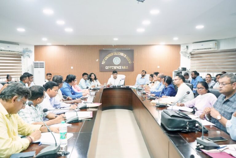 चाईबासा में उपायुक्त मनीष कुमार का सख्त संदेश, स्वास्थ्य सेवाओं में नहीं चलेगी ढिलाई